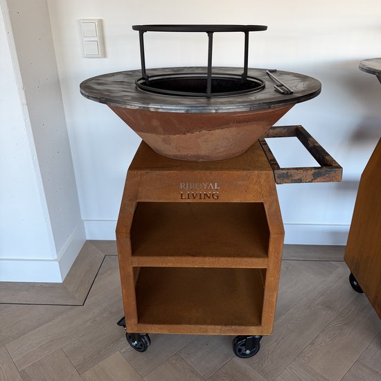 RJRoyal Living BBQ Plancha Grill Maestro Ø70cm Cortenstaal - Met Grote wielen en houtopslag vuurschaal van Merkloos