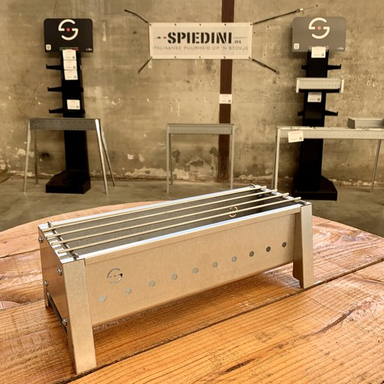 Spiedini Saté-bbq Bali 40 Mini - Kleine, smalle houtskoolbarbecue met horizontaal rooster voor sate of andere spiesjes - 40 cm lang, 11 cm breed, 14 cm hoog - Ideaal voor tuin- of open haard, of balkon - Materiaal: gealuminiseerd ijzer van Black&Stone