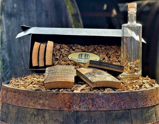 The Barrel BBQ Bottle (Box) / Cadeauverpakking / Limited Edition / Houtsnippers / Whisky Chunks / Sinterklaas / Kerst / Barbecue / Rookhout van Smokin' Flavours