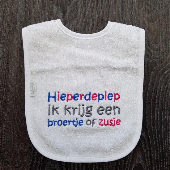 Witte slab met "Hieperdepiep ik krijg een broertje of zusje" van Witt